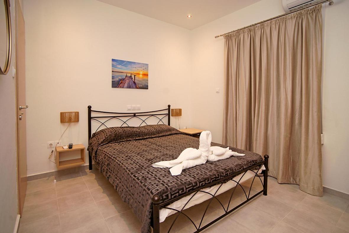 Karnagio Rooms Kyparissia Bagian luar foto