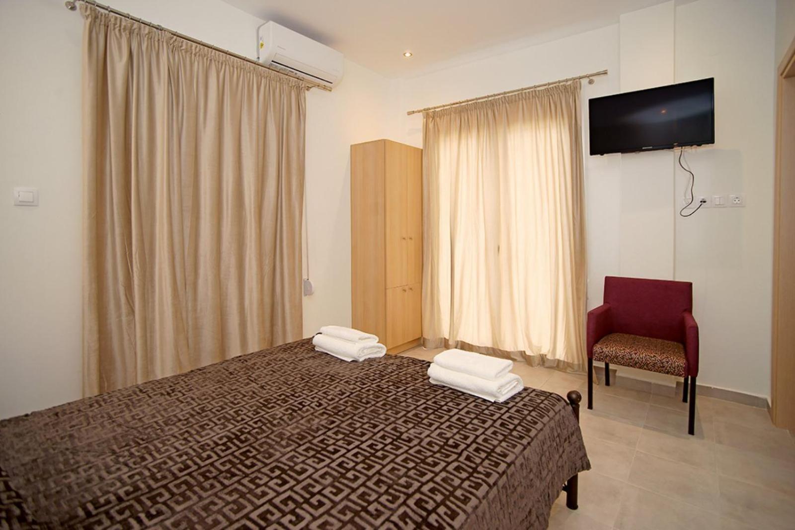 Karnagio Rooms Kyparissia Bagian luar foto