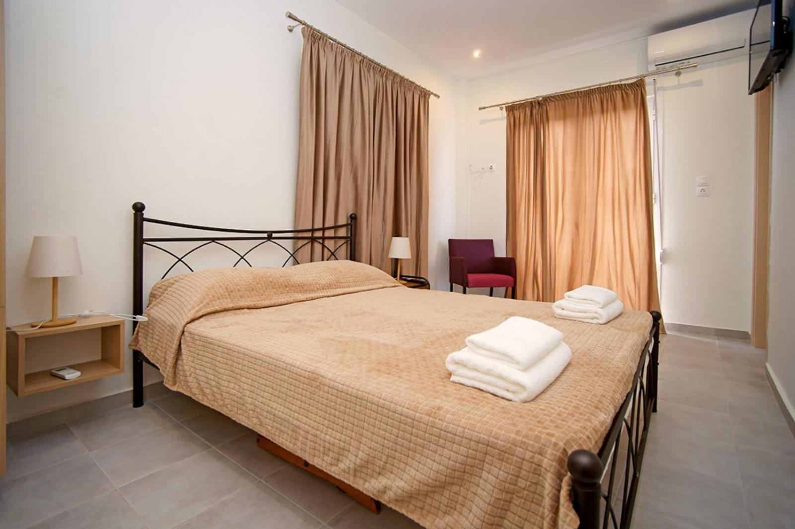 Karnagio Rooms Kyparissia Bagian luar foto